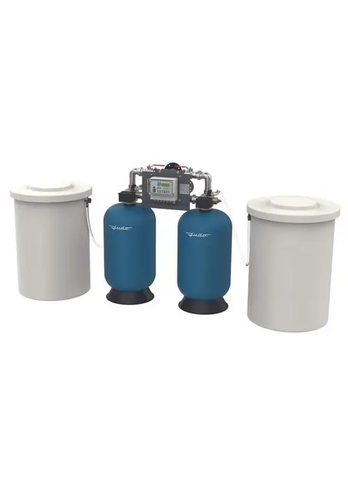 Zwei blaue Drucktanks, ein graues Steuergerät und zwei weiße Behälter, verbunden durch Rohrleitungen; Produkt von Judo zur Wasserenthärtung.